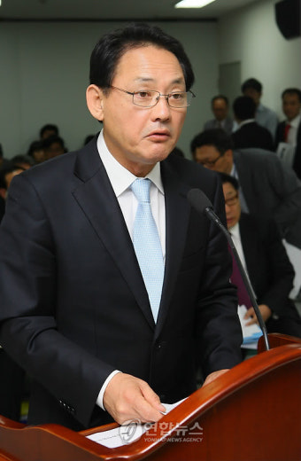 <2009 국감> 인사말하는 유인촌 장관