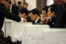 <2009 국감>가득 쌓인 자료, 필요 없는 자료?