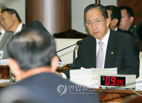 <2009 국감> 김장수 의원 질의 받는 김태영 국방
