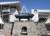 <카메라뉴스> 성남아트센터에 남한산성