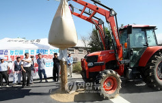 전남서 쌀값폭락 항의 `농협RPC 봉쇄시위