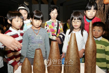 공예비엔날레 감상하는 어린이들