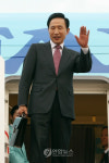 출국 인사하는 이 대통령