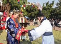 망선루 서예대전 장원에게 시상하는 청주시장