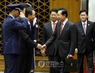 귀국하는 이 대통령