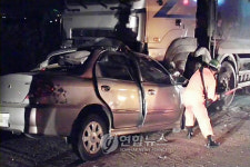 부산서 승용차-덤프트럭 충돌..1명 사망