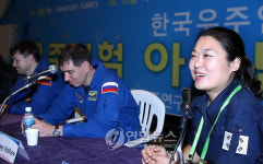 우주선에 함께 탑승했어요