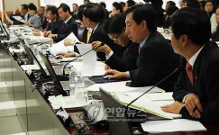 <2009 국감> 질의 검토하는 의원들