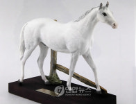 선물과 유품으로 만나는 박정희-백마조각상