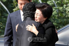 이희호 여사, 봉하마을 방문..盧 묘소서 눈물