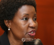 미기에프엔 주식회사 | 기자들의 질문에 답하는 미기로 유엔 사무부총장