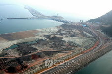 헬기서 촬영한 신시도와 새만금