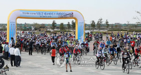 1천500여 자전거행렬 을숙도대교 무한질주