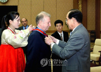 北 김영남 위원장, 시리아 경제상업장관 친선훈장 수여