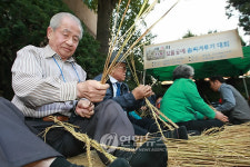 어르신들의 전통 짚풀공예 솜씨겨루기
