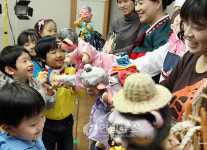 동네 아이들에게 인형극 선물