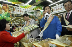 경기농산물 홍보하는 김문수 지사