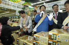 경기농산물 홍보하는 김문수 지사
