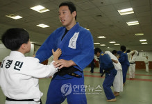 유도 꿈나무 가르치는 왕기춘