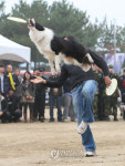 탐지견 경진대회에서 프레스비 시범