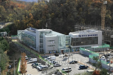 우면산 자락에 자리잡은 한우리정보문화센터