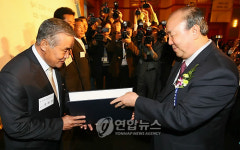 훈장 수여하는 정종환 장관