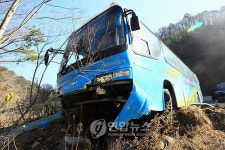 한계령 커브길에서 도로 이탈한 버스