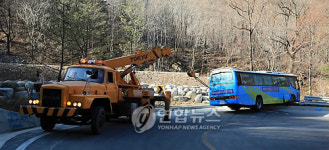 한계령 커브길에서 도로 이탈한 버스