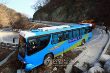 한계령 커브길에서 도로 이탈한 버스