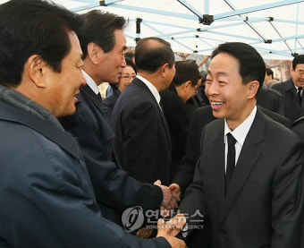 동교동계 인사들과 악수하는 김현철 여연 부소장