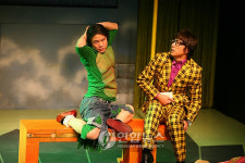 만화같은 연극 <락희맨쇼>의 한 장면