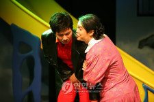 만화같은 연극 <락희맨쇼>의 한 장면