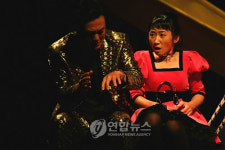 만화같은 연극 <락희맨쇼>의 한 장면