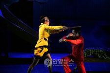 만화같은 연극 <락희맨쇼>의 한 장면