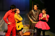 만화같은 연극 <락희맨쇼>의 한 장면