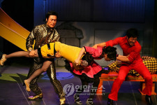 만화같은 연극 <락희맨쇼>의 한 장면