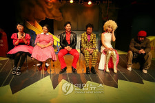 만화같은 연극 <락희맨쇼>의 한 장면