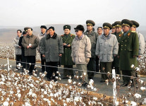 北김정일, 군부대 산하 농장 현지지도