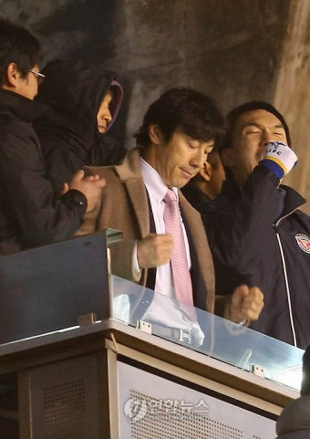 환호하는 무전기 매직 신태용 감독