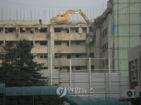 `학생건강 뒷전 가림막 없는 아파트 철거