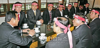 이완구 지사직 사퇴 만류하는 충남도의원
