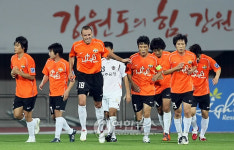 강원FC 선수단 사랑 담은 연탄 배달해요