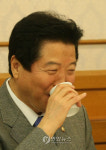 안상수원내대표 함께 물 한잔씩 하시죠?