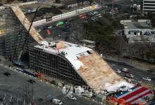 도심에 등장한 대형 스노보드 점프대
