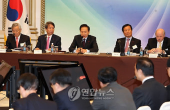 이 대통령 경제정책 민관토론회 주재