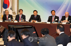 이 대통령 경제정책 민관토론회 주재