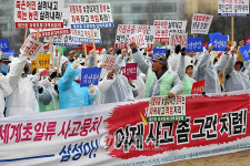 충남 서해안 주민들 기름피해 보상하라