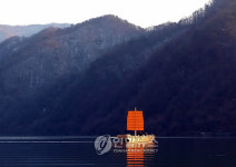 북한강에 띄운 황토 돛단배