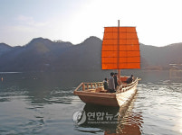 북한강에 띄운 황토 돛단배