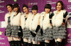 골든디스크 포토월에 선 티아라